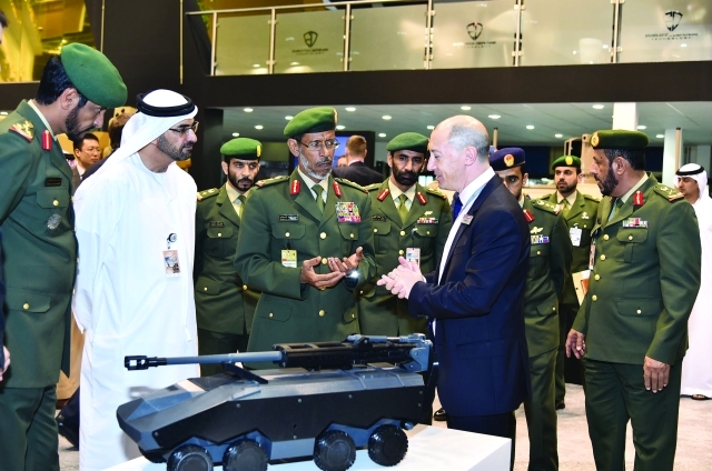 "الرميثي متفقدا أجنحة المعرض بحضور قيادات عسكرية       وام"