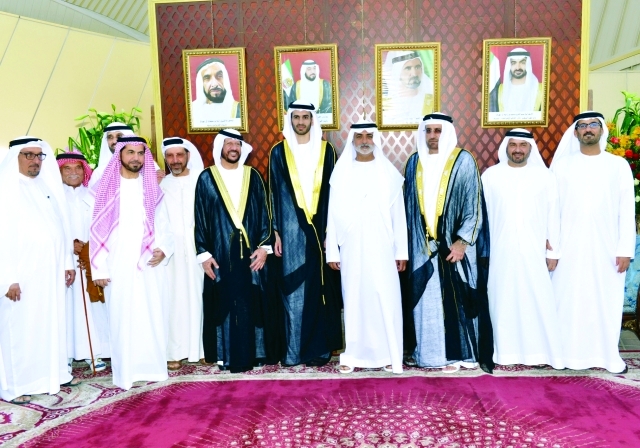 "نهيان بن مبارك يتوسط العريس والأهل"