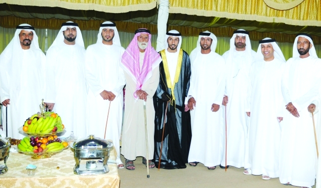 "العريس سلطان بن هويدن يتوسط سالم بن محمد الكتبي ومطر علي الكتبي وعدداً من الحضور"