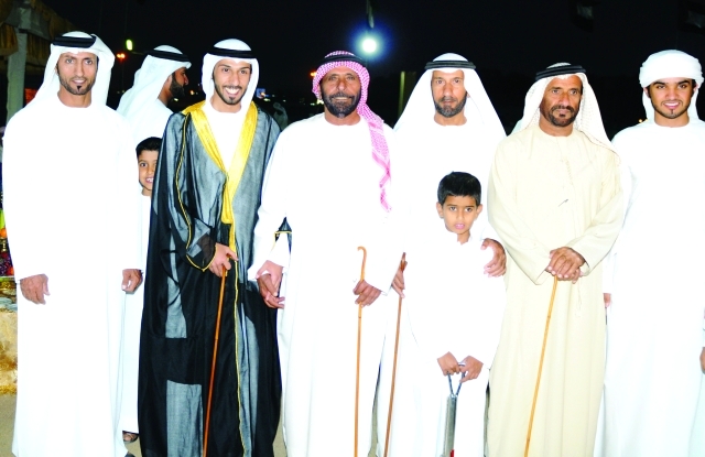 "العريس يتوسط والده والشريجي محمد بن معدن الكتبي وعدداً من الحضور"