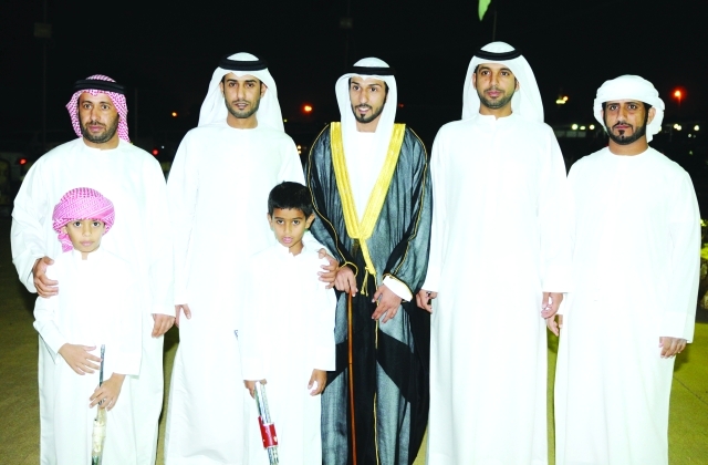 "العريس سلطان بن هويدن مع شقيقه عبدالله وجمع من الأهل"
