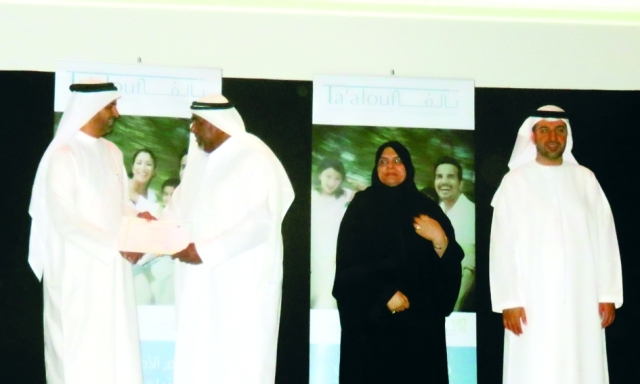 "د. عائشة سعيد الحسيني، وإحدى طالبات المركز"