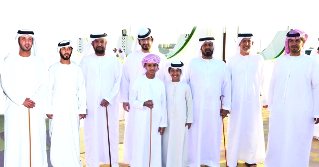 "زايد بن طحنون يتوسط العريس وعدداً من الحضور"