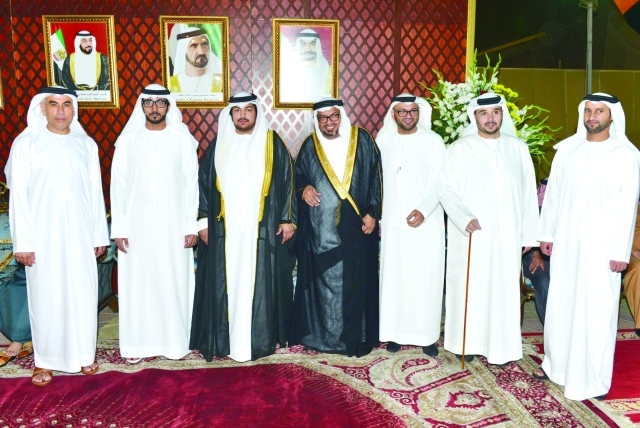 "العريس مع الأهل وعدد من الحضور"