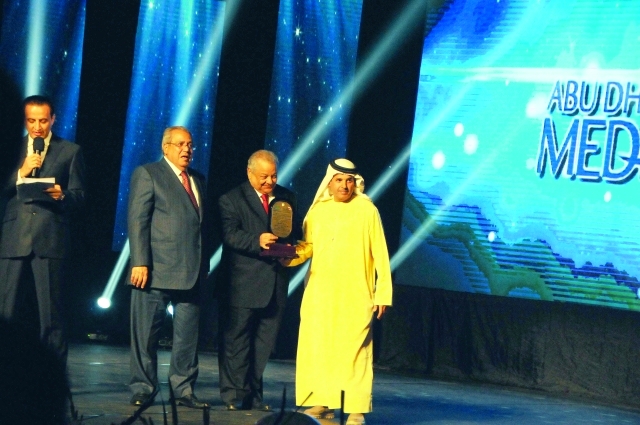"خالد بن هويدي يستلم تكريم «البيان» من جابر عصفور بحضور ابراهيم أبوذكري - البيان"