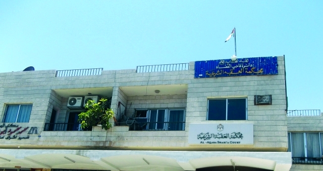 "دموع الأسى على فراق الأحبة بسبب قرار الانفصال"
