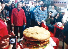 لبنان إلى  " غينيس"  بأكبر همبرغر