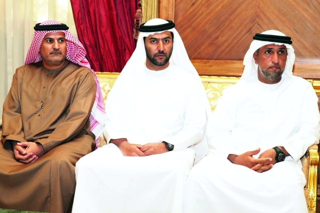 "حمدان بن محمد بن راشد آل مكتوم خلال الاستعداد لسباق العيد الوطني لدولة الكويت للقدرة، فبراير 27، 2014. - تصوير: خليفة اليوسف"