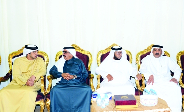 "سلطان بن زايد وحمدان بن راشد ومنصور بن زايد خلال تقديمهم العزاء"