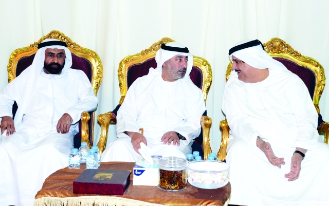 "حميد بن أحمد المعلا وسعيد الرقباني ونهيان بن حمدان آل نهيان خلال العزاء - وام"