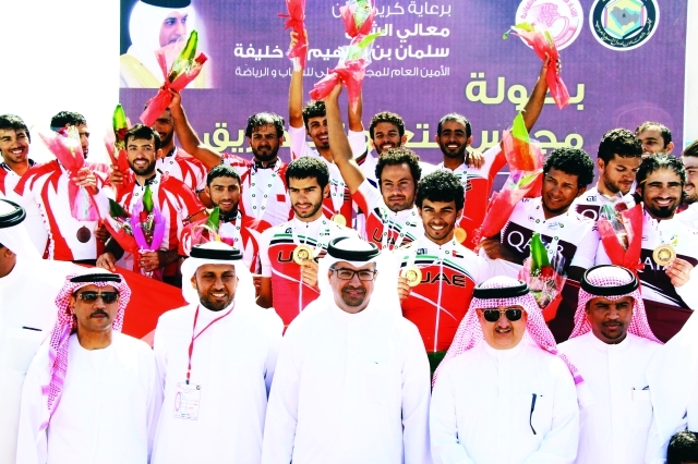 "كبار الحضور من اللجنة التنظيمية مع أبطالنا على منصة التتويج"