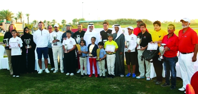 "نهيان بن مبارك وفاهم القاسمي ومسؤولو الاتحاد مع الفائزين -البيان"