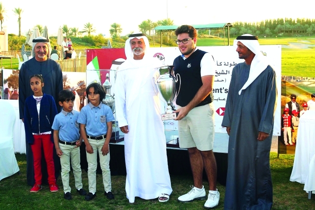 "خالد يوسف يتسلم كأس البطولة"