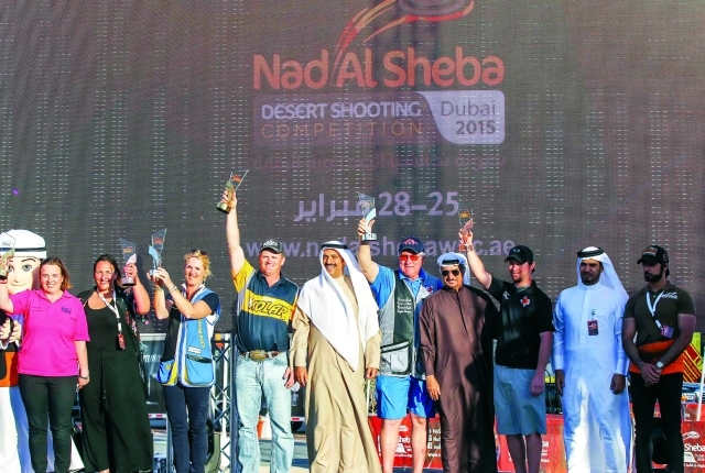 "سعيد حارب ودعيج العتيبي والمنصوري وماجد العبّار مع الأبطال تصوير- سالم خميس"