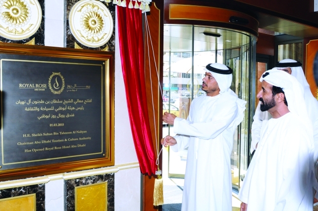 ".. ويزيح الستار عن اللوحة التذكارية -البيان"
