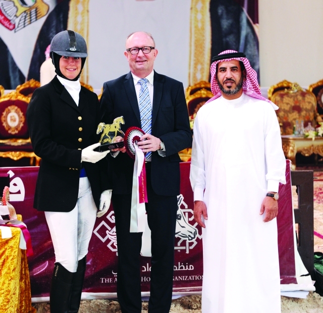 "علي عبد الله الرميثي يشارك في تتويج الفائزات"