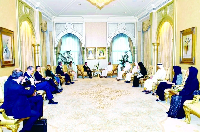 عبدالله بن زايد يستعرض مع ولي عهد  دوقية لوكسمبورغ علاقات الصداقة