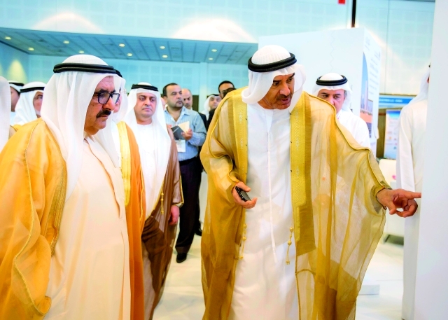 "وسموه يستمع إلى شرح من حسين لوتاه عن مشاريع البلدية في مجال الاستدامة من المصدر"