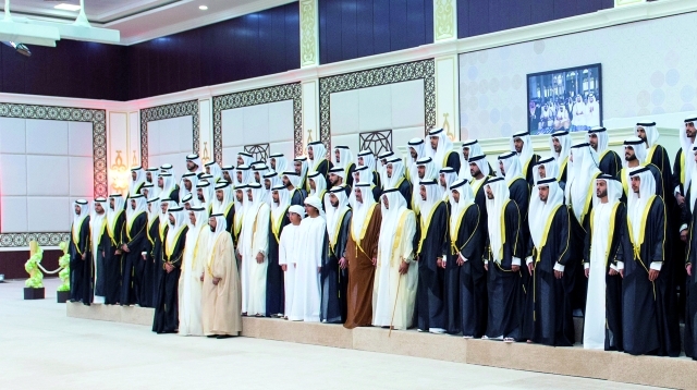 "محمد بن زايد والشرقي وسعود القاسمي وسلطان بن زايد وطحنون بن محمد يتوسطون العرسان"