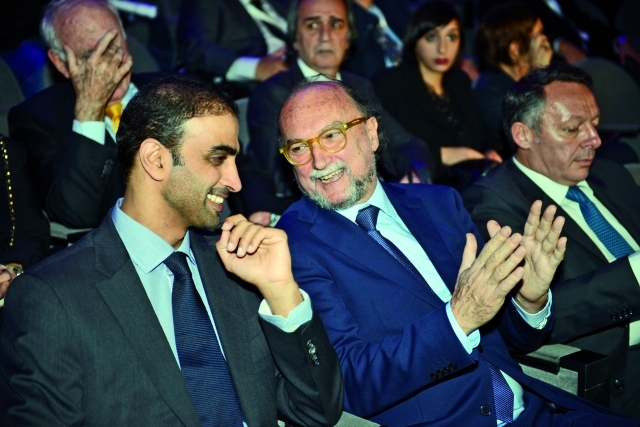 "ميرلو يتحدث إلى المحمود خلال حفل الاعلان عن الجائزة - البيان"