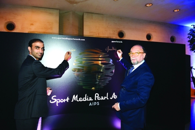 "محمد المحمود وجاني ميرلو يوقعان على البوستر الخاص بالاتفاقية - البيان"