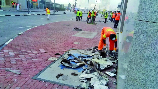 "100 عامل نظافة و12 إشرافياً لإزالة مخلفات حريق برج الشعلة\tمن المصدر"