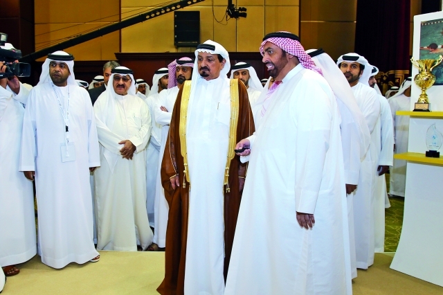 "حميد النعيمي متفقداً المعرض بحضور عمار النعيميتصوير- يونس يونس"