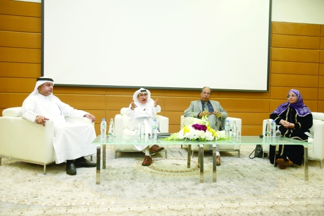 "سالم حميد وأمل بالهول وسعيد ناشد وعبدالحميد الأنصاري خلال الندوة\tتصوير ـــ عمران خالد"