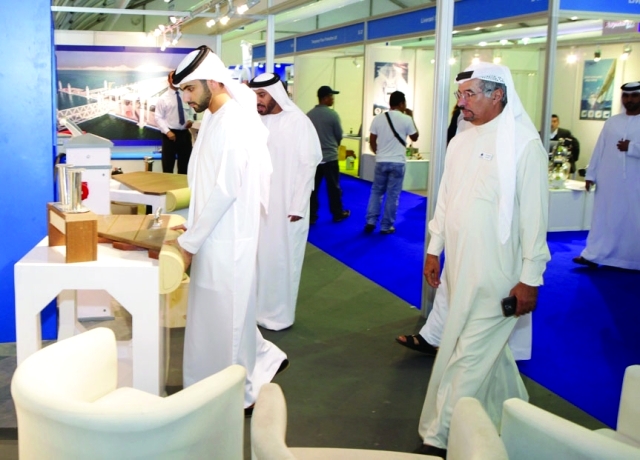 "منصور بن محمد خلال جولته في المعرض"