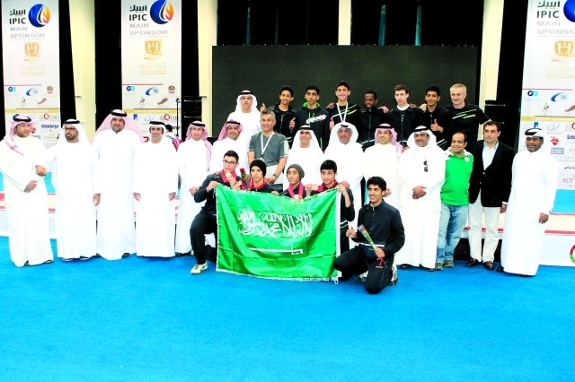 "الفريق السعودي يحتفي بفوزه بالميدالية"