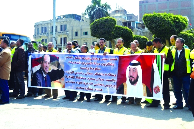 "موظفو هيئة النقل العام خلال مراسم تسلم الحافلات - البيان"