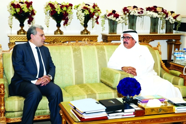 "وسموه يتبادل الحديث مع رئيس جامعة القاهرة"