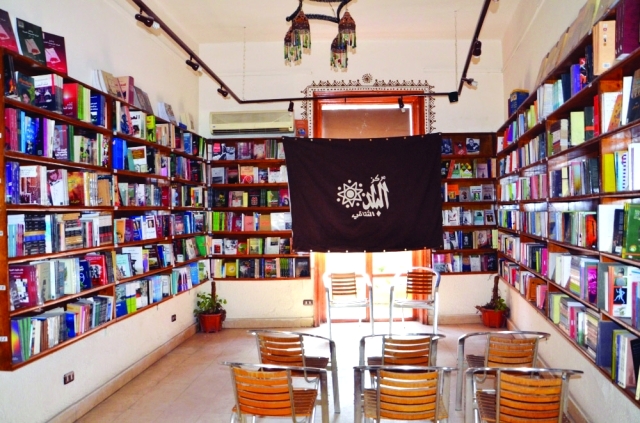 "قاعات وتجهيزات عصرية في مركز المكتبة"