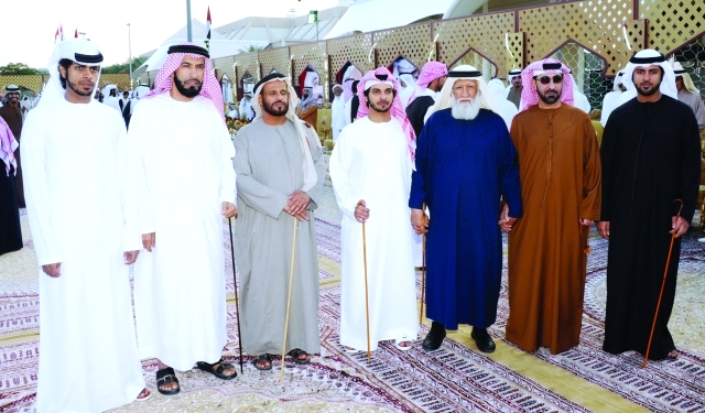"محمد بن أرحمة الشامسي وعدد من الضيوف"