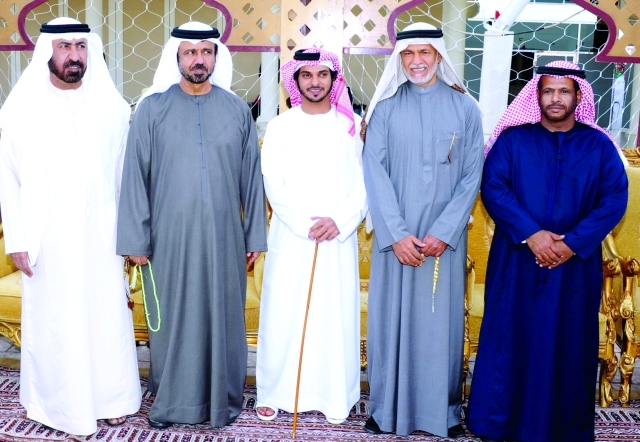 "سهيل بن مرزوق وعدد من المهنئين"