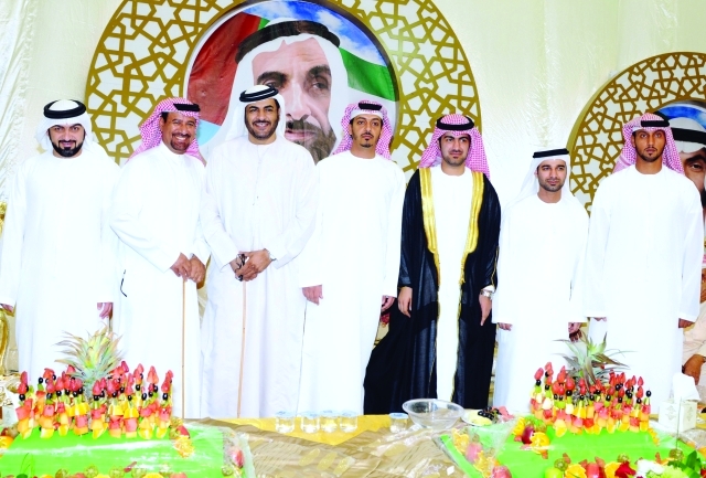 "العريس مع شقيقه خليفة وعدد من الحضور"