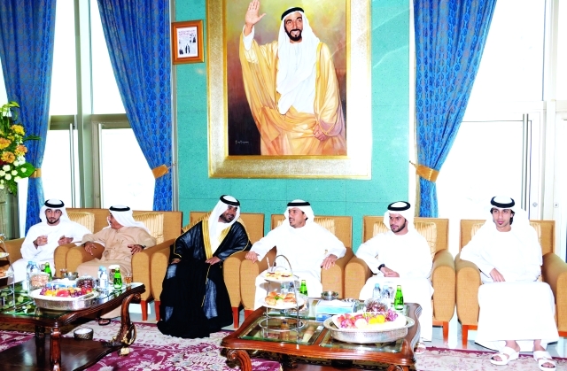 "سلطان بن طحنون والعريس وعدد من الشخصيات خلال الحفل"