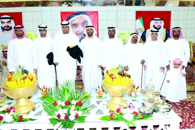 "العريسان مع الأهل"