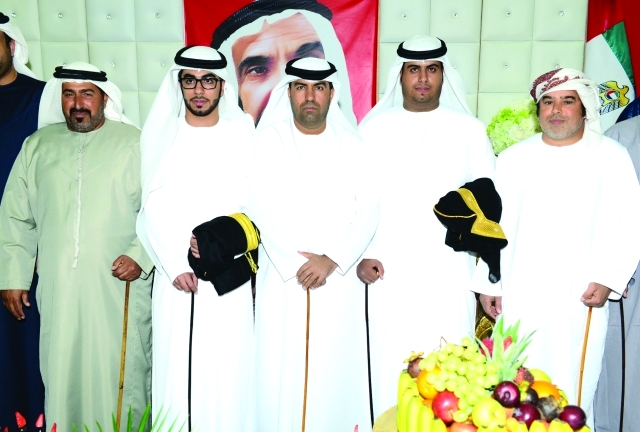 "خميس الشامسي يتوسط نجليه العريس خالد ووالد العروس سالم الكندي والعريس عبد العزيز ووالد العروس فاضل الشامسي"