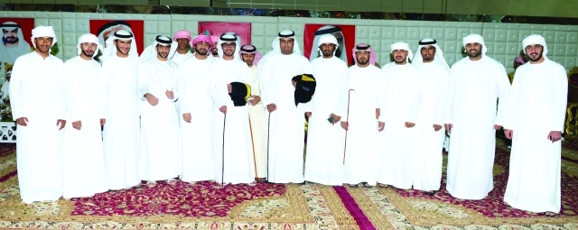 "العريسان مع الأهل والأصدقاء"