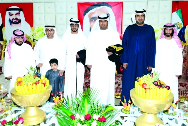 "العريسان وعدد من المدعوين"