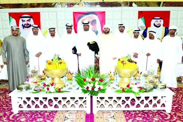 "العريسان خالد وعبد العزيز يتوسطان الأصدقاء"