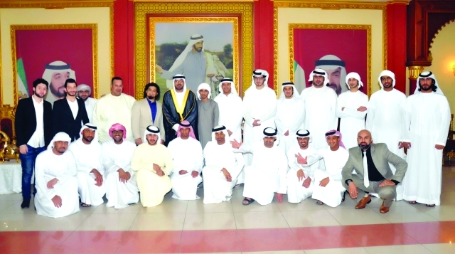 "العريس يتوسط الأهل والأصدقاء"