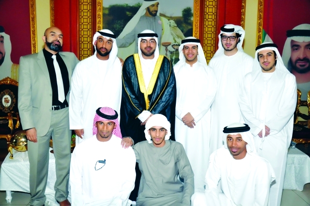 "العريس يتوسط الأصدقاء"
