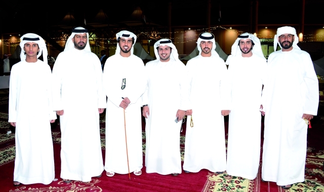 "العريسان وعدد من الأقارب"