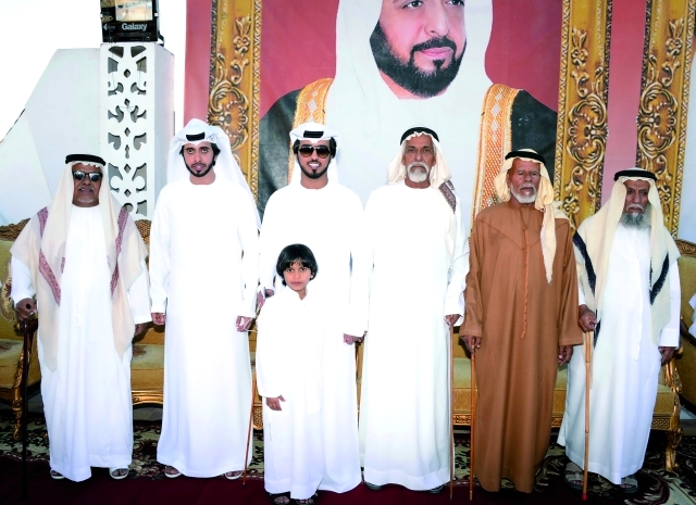 "العريسان وعدد من المهنئين"