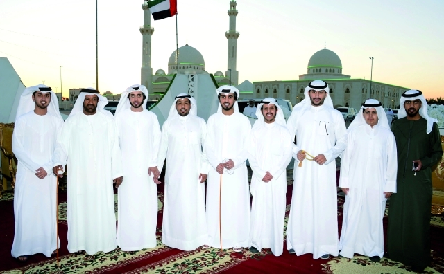 "ضيوف من دولة الكويت مع العريسين وعدد من الأصدقاء"