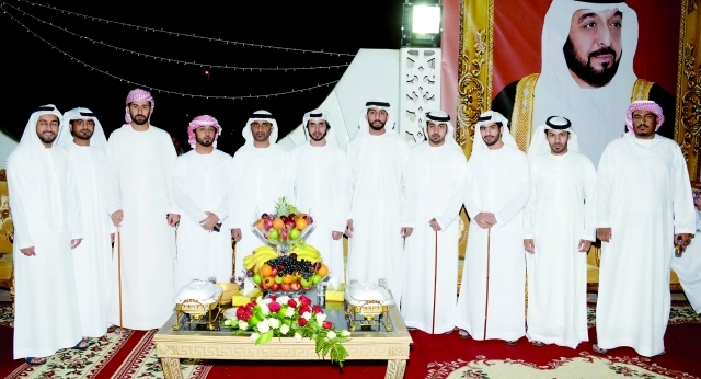 "العريس سالم يتوسط عدداً من زملائه"