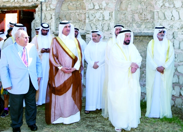 "حاكم الشارقة ونهيان بن مبارك خلال الجولة في البينالي - وام"