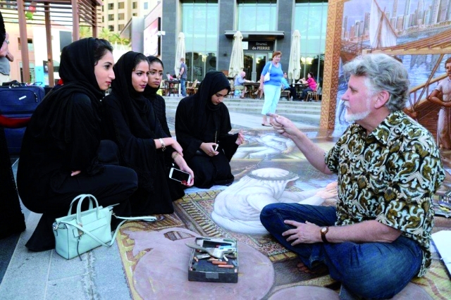"أتاح المهرجان التعريف بالفن الثلاثي الأبعاد وفي الصورة كيرت وينر يشرح خصائص هذا الرسم"